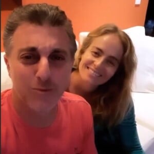 Angélica, sem maquiagem, curte live de Alexandre Pires com Luciano Huck