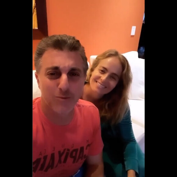 Angélica, sem maquiagem, curte live de Alexandre Pires com Luciano Huck