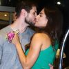 Mari Gonzalez troca beijos com o namorado, Jonas, ao chegar em hotel no Rio de Janeiro