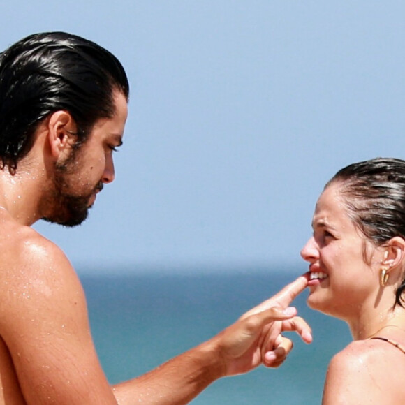 Agatha Moreira, de biquíni, e Rodrigo Simas pegaram sol em casa nesta quinta-feira, 23 de abril de 2020
