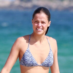 De biquíni, Agatha Moreira aproveitou o dia de sol e renovou o bronzeado em casa