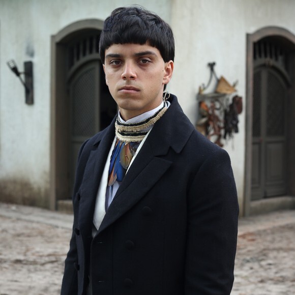 Rodrigo Simas está no ar como o Pitã da novela 'Novo Mundo'