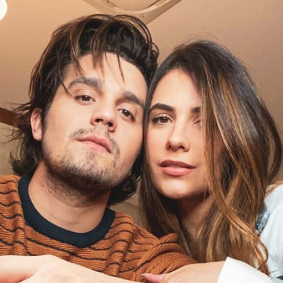 Luan Santana se declarou para a noiva, Jade Magalhães durante sua live