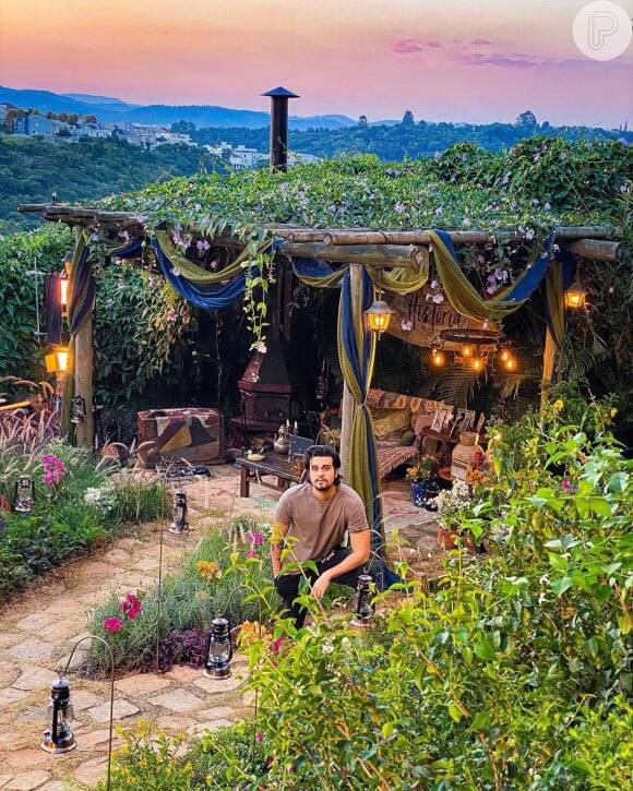 Luan Santana fez a live do jardim de sua casa em SP