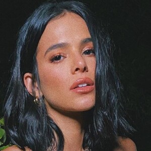 Bruna Marquezine ganha roupa de Babu Santana em desfile do 'BBB'