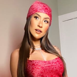 Bianca Andrade usou vestido slipe drapeado pink e lenço na cabeça na final do 'BBB20'