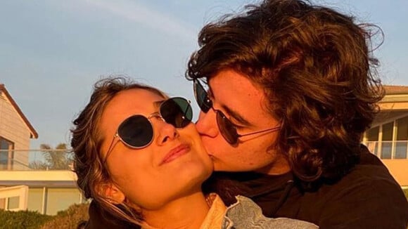 Namorado de Sasha posta fotos novas agarradinho com a filha de Xuxa: 'Saudade'