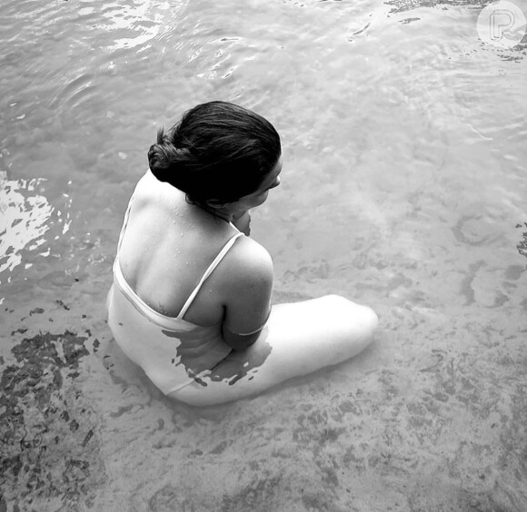 Maiara é fotografada sentada na beira do rio
