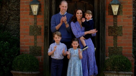 Princesa Charlotte aparece em fotos inéditas tiradas pela mãe, Kate Middleton