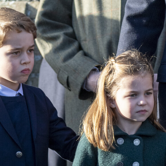 Princesa Charlotte foi comparada à bisavó rainha Elizabeth II