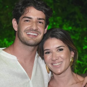 Alexandre Pato exibe foto de antes e depois com Rebeca Abravanel