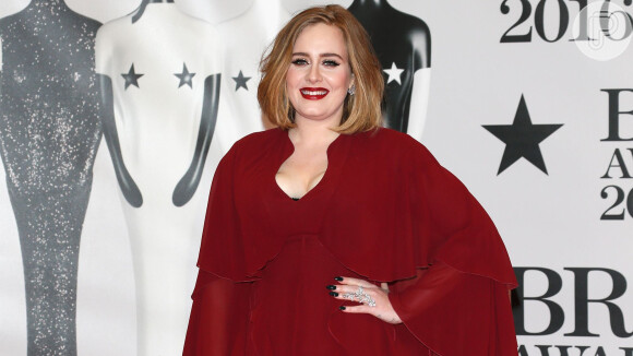 Adele causa impacto ao aparecer mais magra