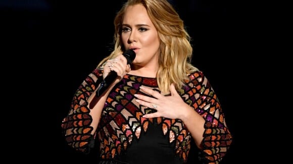 Adele impressiona famosos ao exibir corpo mais magro em foto. Veja!