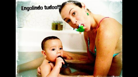 Um dia antes do aniversário, Luana postou uma foto tomando banho com o filho em uma banheira