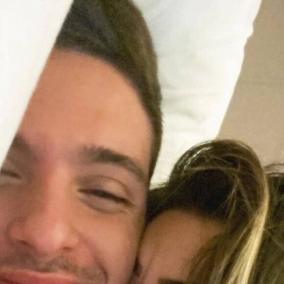 Ex-BBB Vivian Amorim postou foto com o namorado no Instagram