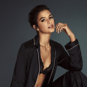 Bruna Marquezine usa pijama fashion em reunião virtual com amigos na madrugada deste sábado, dia 09 de maio de 2020