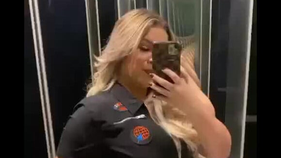 Marília Mendonça usa macacão frentista e tênis botinha em live