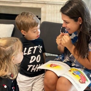 Thais Fersoza se derreteu ao ver os filhos, Melinda e Teodoro, cantando música de Roberto Carlos