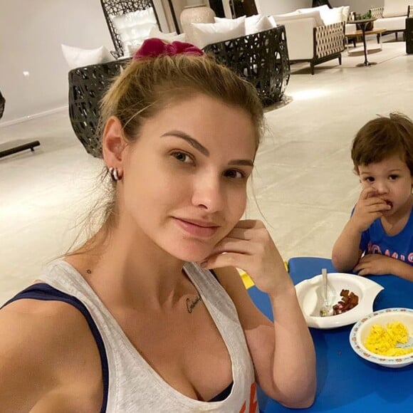 Gusttavo Lima se diverte em brincadeira com os filhos