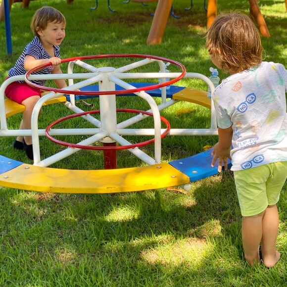 Gusttavo Lima passeia de moto na sala de casa e Andressa Suita 'briga'