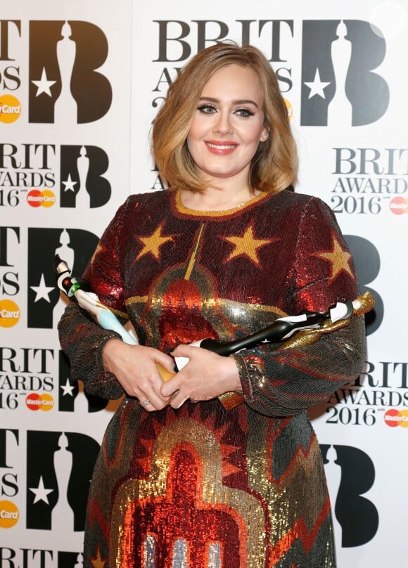 Adele está com 'vergonha' da repercussão do novo corpo após perder 45 kg
