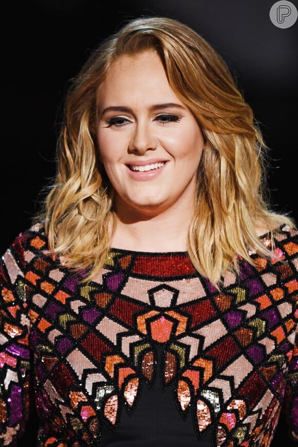 Adele, após emagrecer 45 kg, está se acostumando com a nova aparência