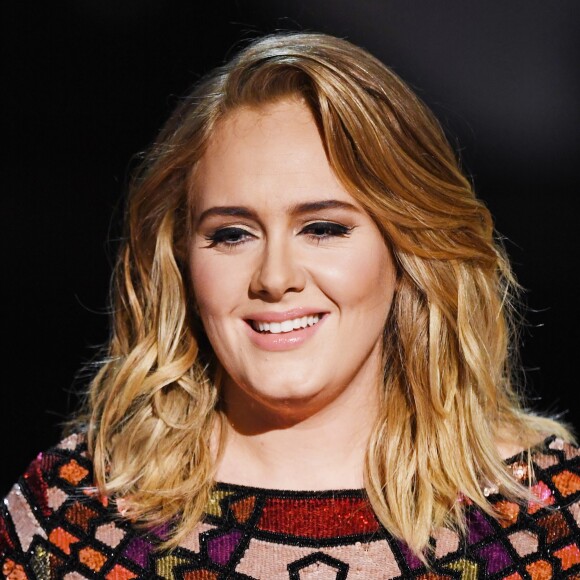 Adele, após emagrecer 45 kg, está se acostumando com a nova aparência