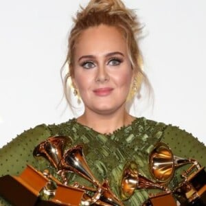 A cantora Adele, mesmo após emagrecer, ainda tem questões de auto-estima, indicou a fonte