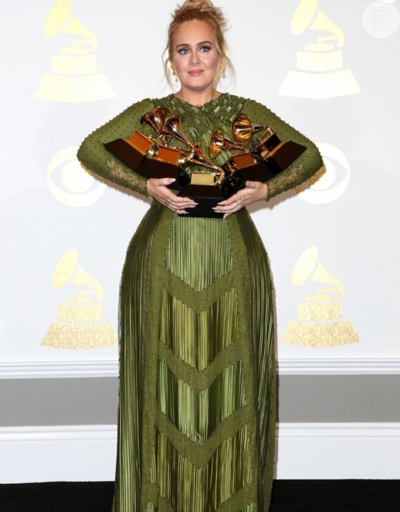 A cantora Adele, mesmo após emagrecer, ainda tem questões de auto-estima, indicou a fonte