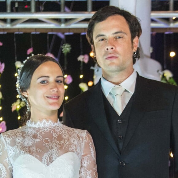 Bianca Bin e Sérgio Guizé engataram namoro nas gravações da novela 'O Outro Lado do Paraíso' (2017)