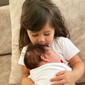 Filha de Cristiano e Paula Vaccari, Pietra posou segurando o irmão no colo