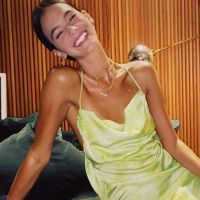 Slip dress e top trendy: Marquezine desfila looks em live com Camila Coelho