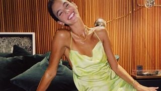 Slip dress e top trendy: Marquezine desfila looks em live com Camila Coelho
