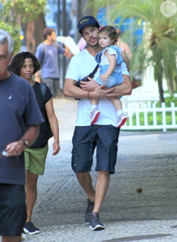 José Loreto apareceu em foto ganhando carinho da filha Bella, de 2 anos
