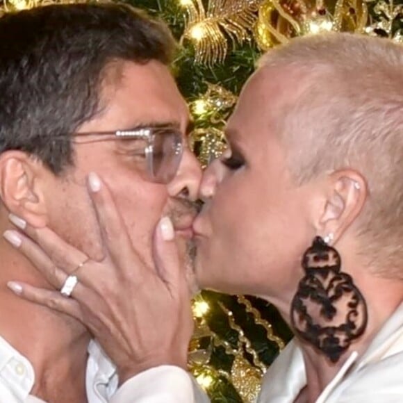 Xuxa namora o cantor e ator Junno Andrade