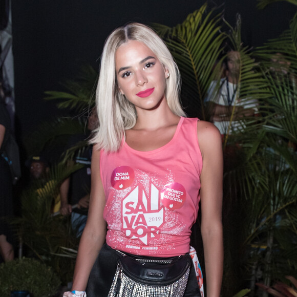 Bruna Marquezine usou uma peruca loira para curtir o camarote Expresso 2222 no Carnaval de 2019