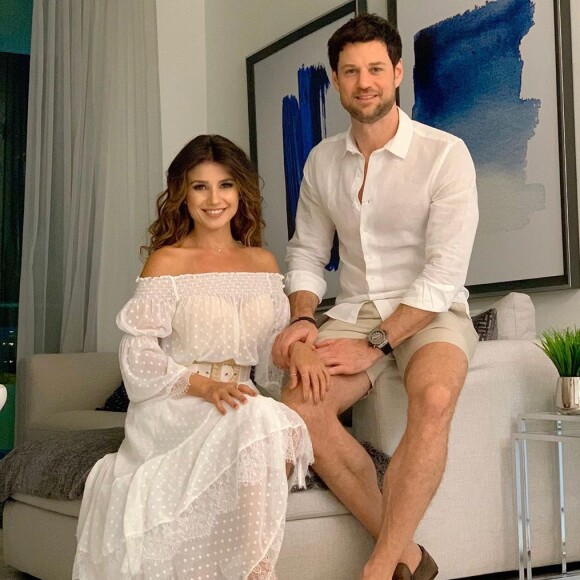 Paula Fernandes faz brincadeira com namorado, Rony Cecconello