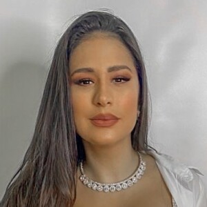 Simone, da dupla com Simaria, adota looks que valorizam os seios