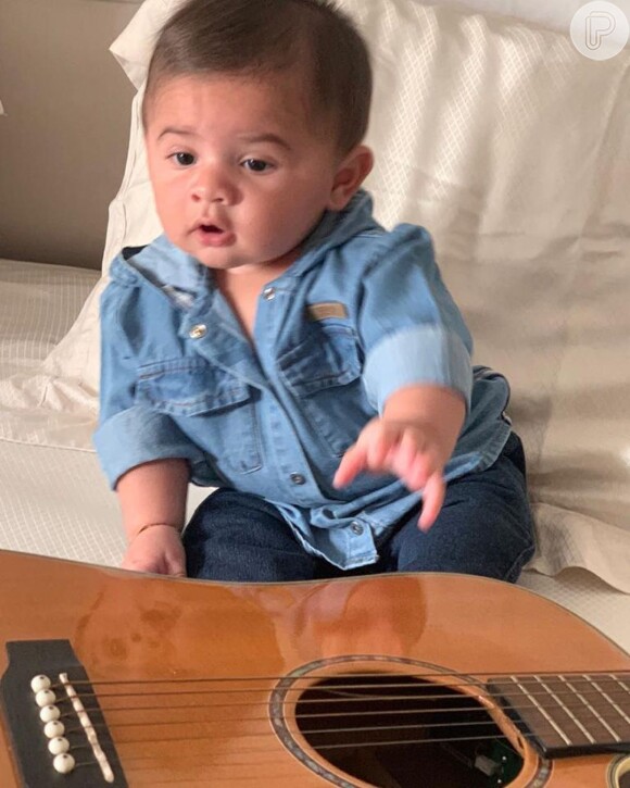 Filho de Murilo Huff e Marília Mendonça foi fotografado com look all jeans perto de violão