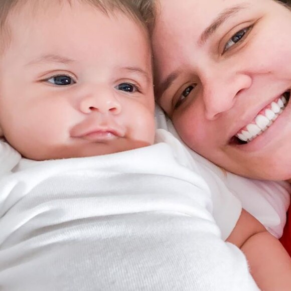 Marília Mendonça compartilhou novas fotos do filho, Léo, de 5 meses: 'Dia de ensaio'