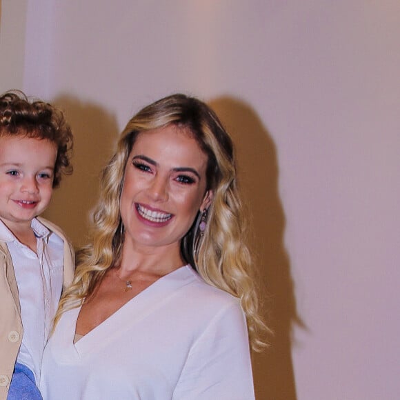 Thaís Pacholek apresentou live do marido, Belutti