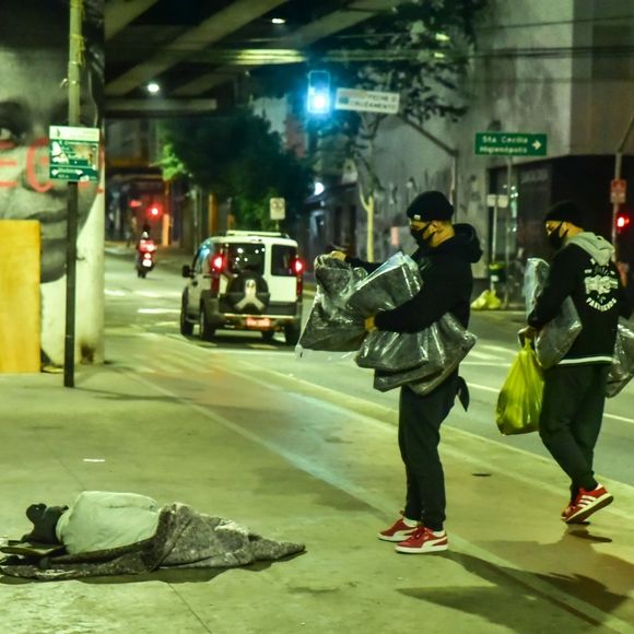 Felipe Titto esteve acompanhado do amigo Caio Sanches enquanto fazia a boa ação nas ruas de São Paulo