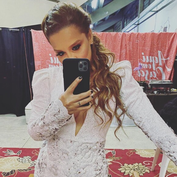 Maiara, irmã de Maraisa, destacou suas curvas em look