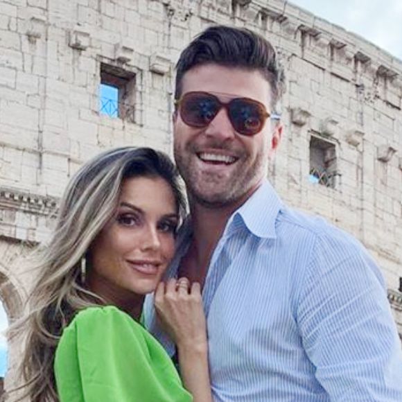 Flávia Viana e Marcelo Zangrandi ficaram noivos em Paris em 2019