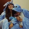 Larissa Manoela e Leo Cidade usam pijama de personagem da Disney