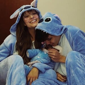 Larissa Manoela e Leo Cidade usam pijama de personagem da Disney