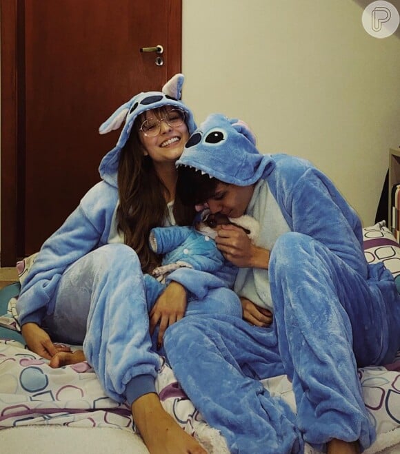 Larissa Manoela e Leo Cidade usam pijama de personagem da Disney
