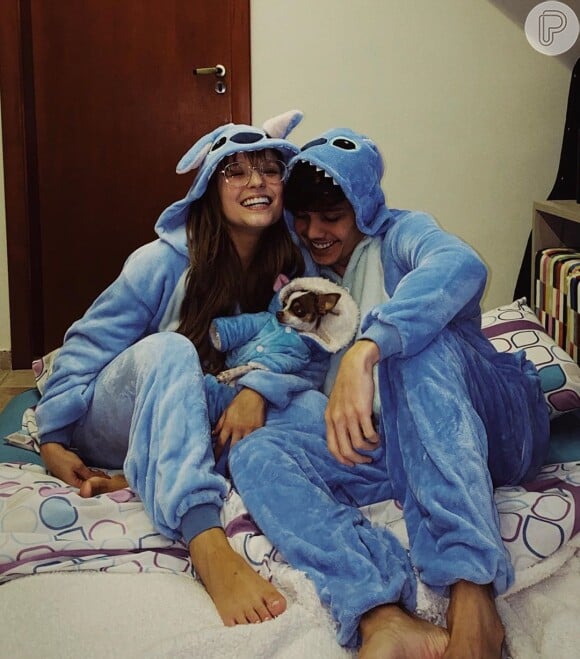 Larissa Manoela faz foto com namorado, Leo Cidade, na cama com look fofo