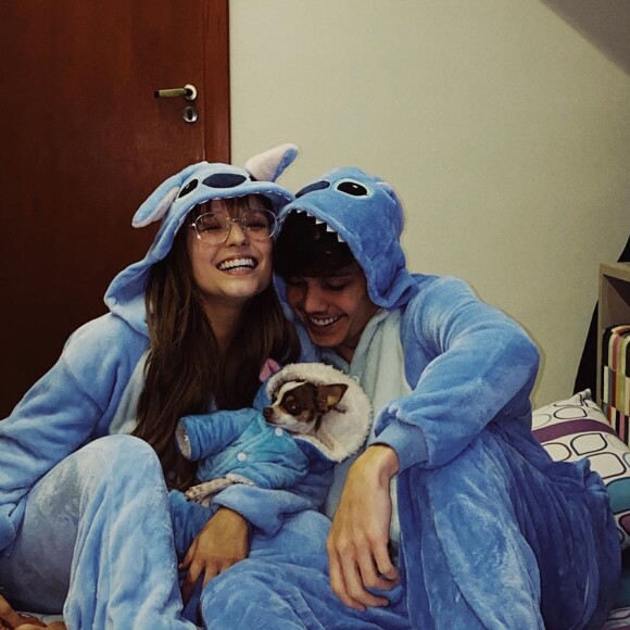 Larissa Manoela faz foto com namorado, Leo Cidade, na cama com look fofo