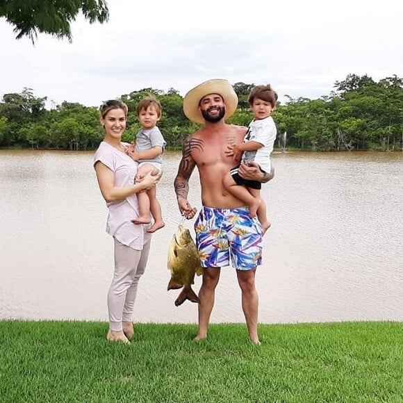 Gusttavo Lima se mudou com mulher e filhos para fazenda em Goiás